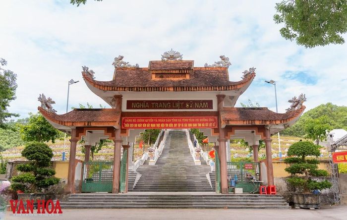 Nghĩa trang liệt sĩ Quốc gia Nầm là một trong số ít nghĩa trang trên toàn quốc có nhiều phần mộ tập thể quy mô lớn