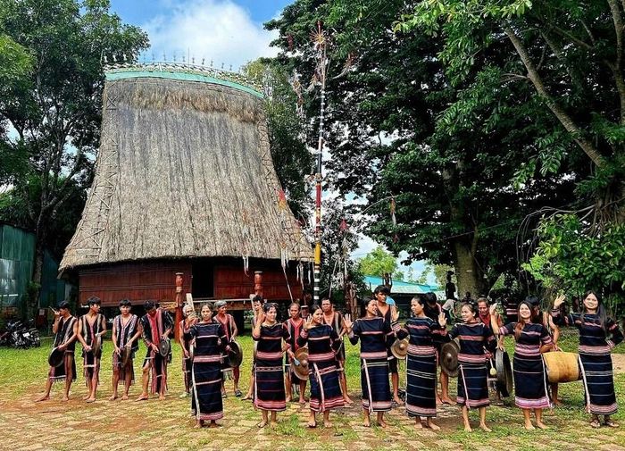 Giữa không gian nhà rông truyền thống, đoàn khảo sát được người dân và các nghệ nhân Jrai chào đón bằng tiếng cồng chiêng vang vọng cùng những điệu múa xoang đặc sắc