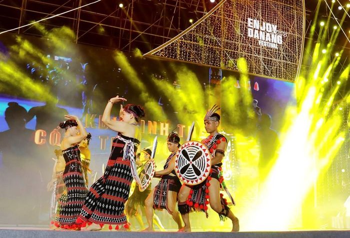 Trong không gian ấy, âm vang cồng chiêng cùng điệu múa tung tung da dá của đồng bào Cơ Tu đã tái hiện sinh động vẻ đẹp văn hóa vùng đất xứ Quảng