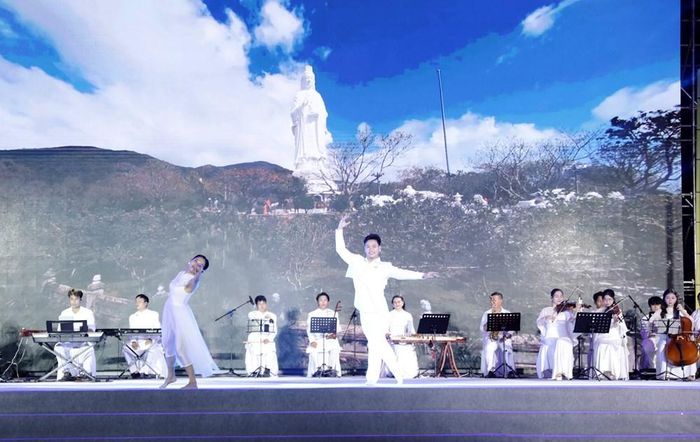 Sau 5 ngày diễn ra với hàng loạt hoạt động văn hóa, nghệ thuật, thể thao, du lịch, ẩm thực và giải trí, chương trình bế mạc không chỉ là dịp nhìn lại những khoảnh khắc đáng nhớ của mùa lễ hội mà còn lan tỏa tinh thần kết nối, sẻ chia, gửi lời hẹn gặp lại du khách trong những mùa hè tiếp theo
