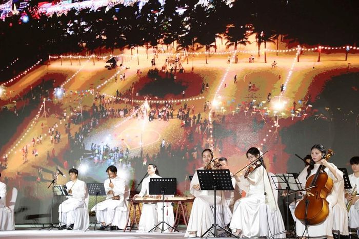Không gian nghệ thuật mở đầu bằng bản hòa tấu giao hưởng kết hợp cùng các nhạc cụ truyền thống như đàn tranh, đàn bầu, đàn nhị, T'rưng..., tạo nên sự giao thoa hài hòa giữa truyền thống và hiện đại