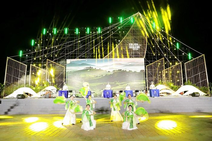 Khép lại chương trình là không gian âm nhạc hiện đại với các tiết mục Việt Nam và quốc tế. Giữa tiếng sóng biển, ánh sáng rực rỡ và những giai điệu sôi động, hàng nghìn khán giả cùng hòa chung cảm xúc, khép lại một mùa lễ hội bằng những dư âm đẹp