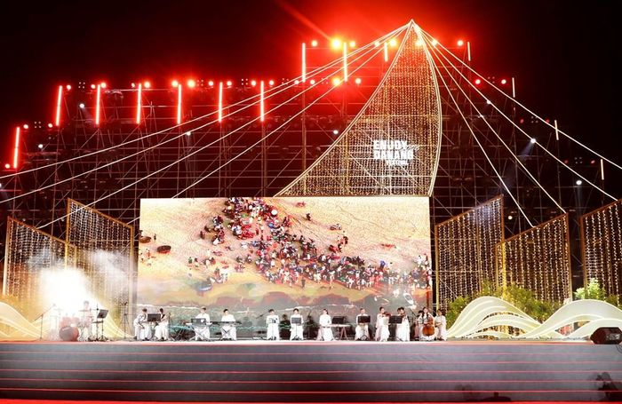 Như Văn hóa đã thông tin, tối 26.7, tại Công viên Biển Đông (phường An Hải, TP. Đà Nẵng), chương trình bế mạc Lễ hội Tận hưởng Đà Nẵng 2026 với chủ đề "Chạm lại những khoảnh khắc Đà Nẵng" đã khép lại chuỗi 5 ngày lễ hội sôi động với nhiều cung bậc cảm xúc