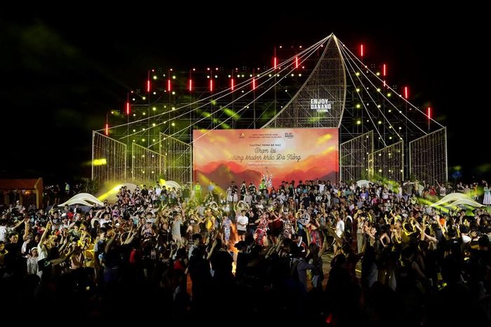 Lễ hội Tận hưởng Đà Nẵng 2026 đã khép lại, nhưng những dấu ấn về một thành phố biển giàu bản sắc văn hóa, thân thiện và hiếu khách vẫn còn đọng lại trong lòng du khách. Thành phố kỳ vọng mỗi du khách sẽ mang theo không chỉ những bức ảnh đẹp hay những khoảnh khắc đáng nhớ bên bờ biển, mà còn là ký ức về một Đà Nẵng luôn rộng mở, giàu bản sắc và đầy sức sống. Thành phố cũng gửi lời hẹn gặp lại du khách tại Lễ hội Tận hưởng Đà Nẵng 2027, với nhiều trải nghiệm mới, sản phẩm du lịch mới và những câu chuyện tiếp tục được viết nên từ thành phố bên sông Hàn