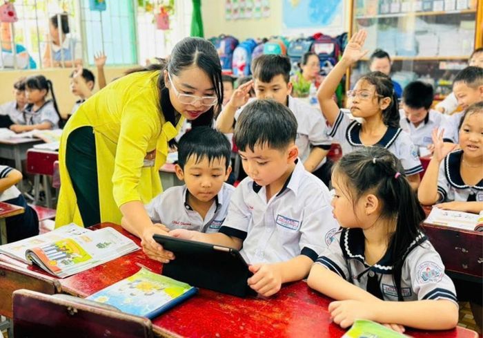 Trang bị cho học sinh kỹ năng tiếp nhận, kiểm chứng và lựa chọn thông tin từ sớm là nền tảng hình thành “hệ miễn dịch” trước những nội dung độc hại trên môi trường số. Ảnh minh họa