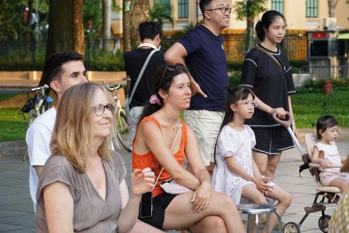Nhiều du khách nước ngoài dừng chân khá lâu trước sân khấu để lắng nghe những giai điệu của "Âm nhạc cuối tuần"