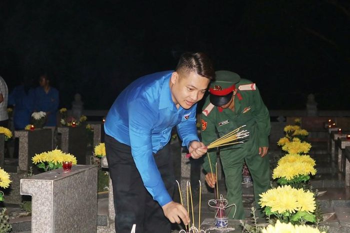 Việc đồng loạt thắp nến tri ân thể hiện sự tiếp nối truyền thống của tuổi trẻ Lào Cai