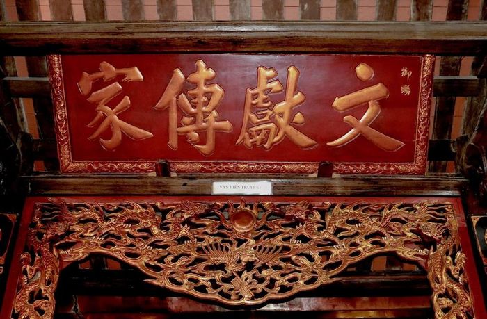 Bức hoành phi "Văn hiến truyền gia" tại từ đường dòng họ Lê (xã Lê Quý Đôn, tỉnh Hưng Yên)