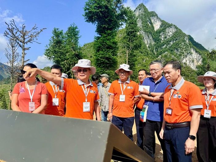 Đoàn chuyên gia khảo sát về giá trị địa chất, cảnh quan tiêu biểu tại điểm quan sát Khe Lía. Ảnh: Việt Anh