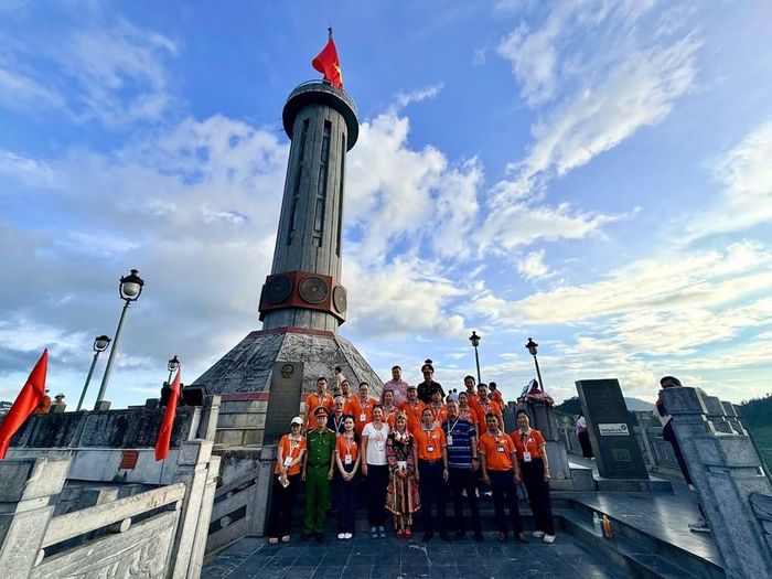 Đoàn chuyên gia UNESCO khảo sát thực tế tại Cột cờ Quốc gia Lũng Cú, điểm di sản biểu tượng nơi địa đầu Tổ quốc. Ảnh: Việt Anh