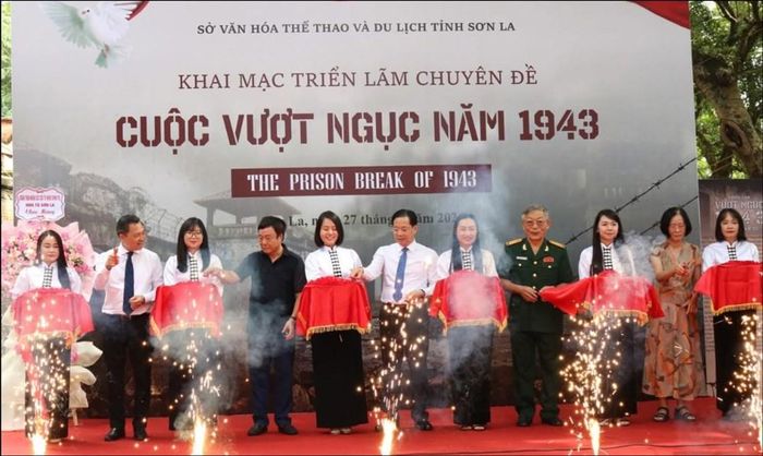 Cắt băng khai mạc Triển lãm chuyên đề “Cuộc vượt ngục năm 1943”