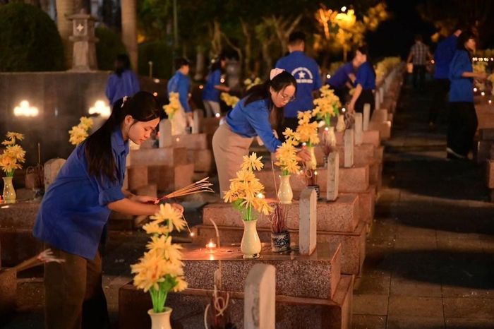 Đoàn viên, thanh niên xã Thanh Nưa thắp hương, dâng hoa lên từng phần mộ liệt sĩ