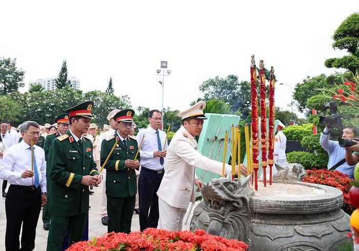 Trung tướng Mai Hoàng, Giám đốc Công an TP.HCM và các đại biểu dâng hương tưởng niệm các Anh hùng liệt sĩ