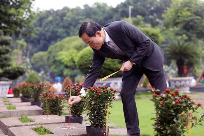Ủy viên Bộ Chính trị, Bí thư Thành ủy TP.HCM Trần Lưu Quang thắp hương tưởng niệm các Anh hùng liệt sĩ tại Nghĩa trang liệt sĩ Thành phố