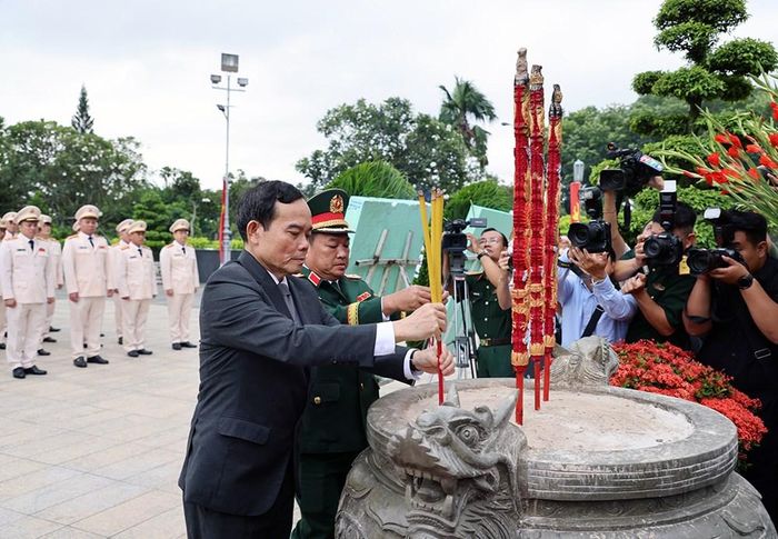 Ủy viên Bộ Chính trị, Bí thư Thành ủy TP.HCM Trần Lưu Quang cùng Thủ trưởng Bộ Tư lệnh Quân khu 7 dâng hương tưởng niệm các Anh hùng liệt sĩ