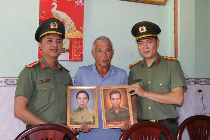 Cán bộ Công an tỉnh Quảng Ngãi trao bức ảnh liệt sĩ được phục dựng cho thân nhân, mang lại niềm xúc động và sự an ủi sau nhiều năm mong đợi