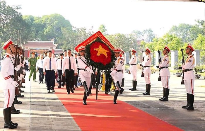 Đoàn đại biểu Tỉnh ủy, HĐND, UBND, Ủy ban MTTQ tỉnh Thanh Hóa dâng hoa tưởng niệm các Anh hùng liệt sĩ tại Nghĩa trang Liệt sĩ Hàm Rồng. Ảnh: B&amp;PTTHTH