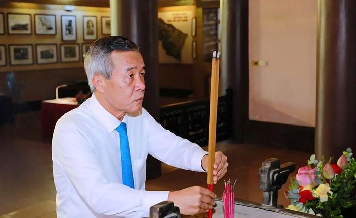 Bí thư Tỉnh ủy Thanh Hóa Lê Đức Thái thành kính dâng hương Chủ tịch Hồ Chí Minh. Ảnh: Minh Hiếu