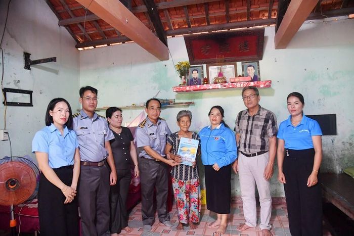 Chi đội Kiểm ngư số 3 thăm hỏi, tặng quà gia đình thương binh, liệt sĩ trên địa bàn