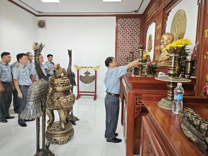 Dâng hương tại Phòng tưởng niệm Chủ tịch Hồ Chí Minh