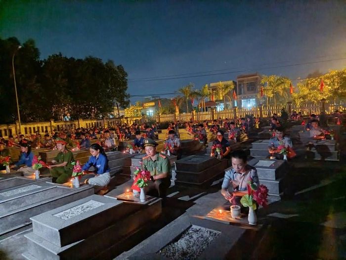 Chương trình “Thắp nến tri ân” tại Nghĩa trang Liệt sĩ Tam Giang
