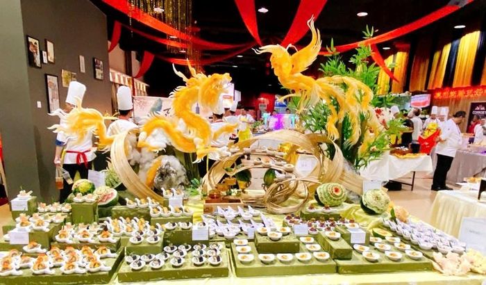 Các đầu bếp Việt chinh phục ban giám khảo ở nhiều nội dung khác nhau như bếp nóng, món Á, bánh nghệ thuật, món tráng miệng, điêu khắc thực phẩm và chế biến theo chủ đề
