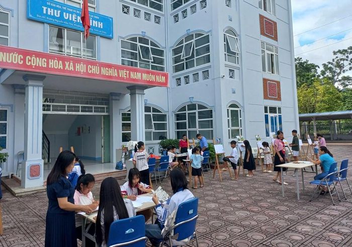 Một buổi hướng dẫn vẽ tranh theo sách tại Thư viện tỉnh