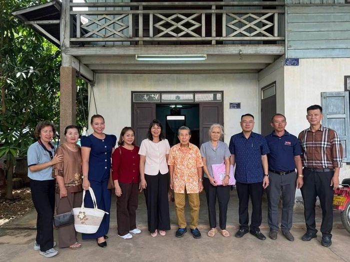 Thăm hỏi, tặng quà các gia đình có công với cách mạng tại tỉnh Champasak, Lào