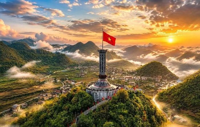 Điểm check-in "Chạm Lũng Cú" nằm trong quần thể điểm đến thiêng liêng, nơi có Cột cờ Tổ quốc tung bay giữa mây trời cực Bắc