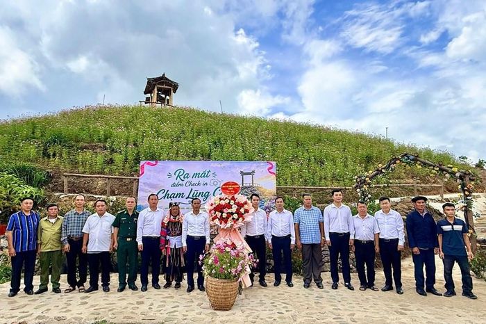Điểm check-in "Chạm Lũng Cú" góp phần đa dạng hóa sản phẩm du lịch địa phương