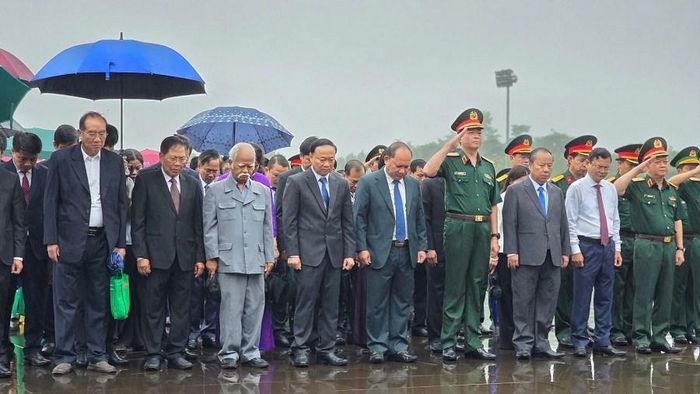Trong không khí thiêng liêng, các đại biểu kính cẩn dâng hoa, dâng hương, dành phút mặc niệm tưởng nhớ những người con ưu tú đã ngã xuống vì độc lập, tự do của Tổ quốc và hạnh phúc của Nhân dân