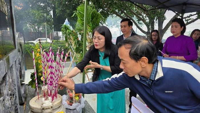 Các đại biểu phường Thống Nhất dâng hương tưởng nhớ, tri ân các Anh hùng liệt sĩ