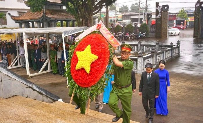 Các đại biểu thực hiện nghi thức dâng hoa tưởng nhớ các Anh hùng liệt sĩ tại Đền tưởng niệm Liệt sĩ Hội Phú (phường Hội Phú)