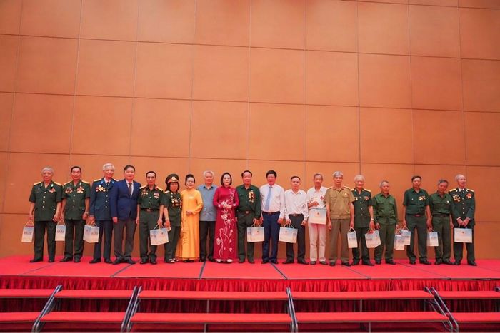 Phó Chủ tịch Quốc hội Nguyễn Thị Thanh trao quà cho Anh hùng Lực lượng vũ trang nhân dân, các thương binh, bệnh binh, người có công tiêu biểu