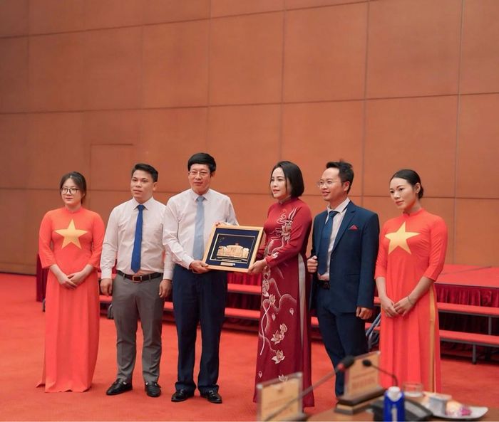 Phó Chủ tịch Quốc hội Nguyễn Thị Thanh trao quà lưu niệm cho Viện nghiên cứu Văn hóa và Dân sinh