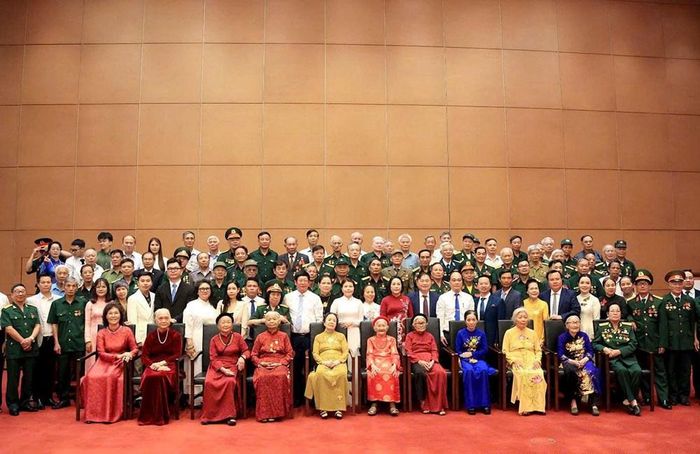 Ủy viên Trung ương Đảng, Phó Chủ tịch Quốc hội Nguyễn Thị Thanh chụp ảnh lưu niệm với các Mẹ Việt Nam Anh hùng, Anh hùng Lực lượng vũ trang và người có công tiêu biểu