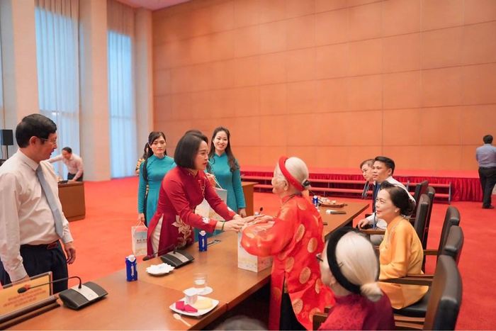 Phó Chủ tịch Quốc hội Nguyễn Thị Thanh trao quà cho các Mẹ Việt Nam Anh hùng