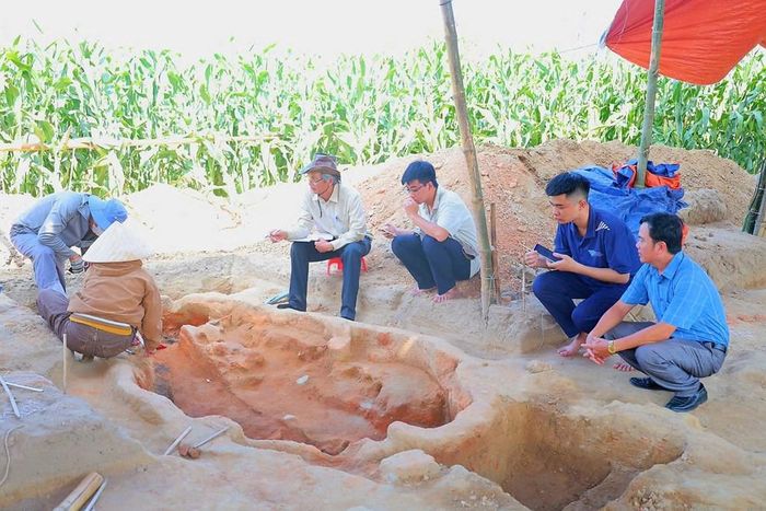 Thành cổ Châu Sa không chỉ là điểm nghiên cứu khảo cổ mà còn trở thành "lớp học ngoài trời" cho thế hệ trẻ yêu lịch sử