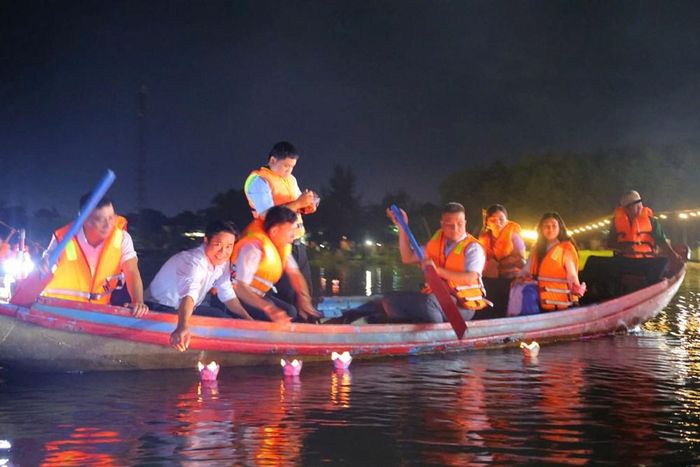 Mỗi ngọn hoa đăng là một lời tri ân gửi đến các Anh hùng liệt sĩ đã cống hiến, hy sinh vì Tổ quốc