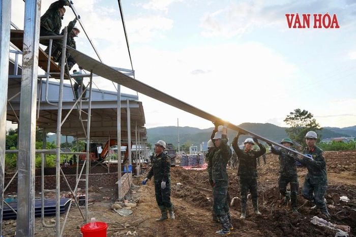 Những người lính trẻ góp sức xây dựng khu tái định cư sau thiên tai ở Lai Châu.