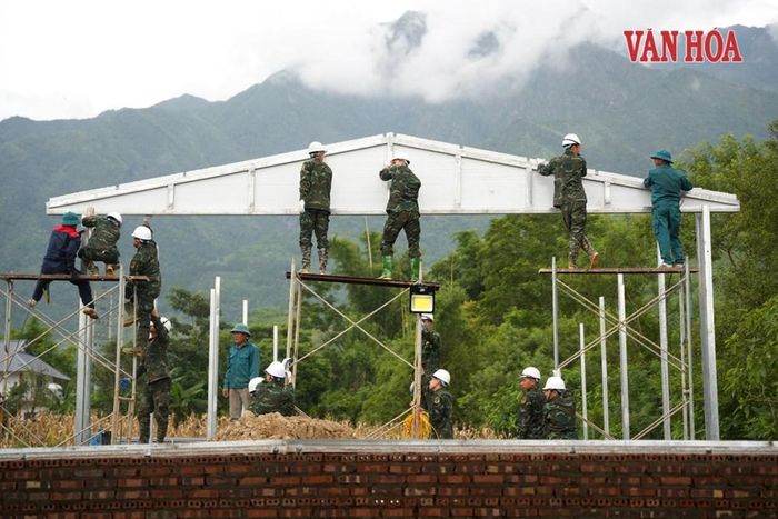 Sức trẻ của những người lính góp phần giúp đồng bào vùng thiên tai sớm an cư