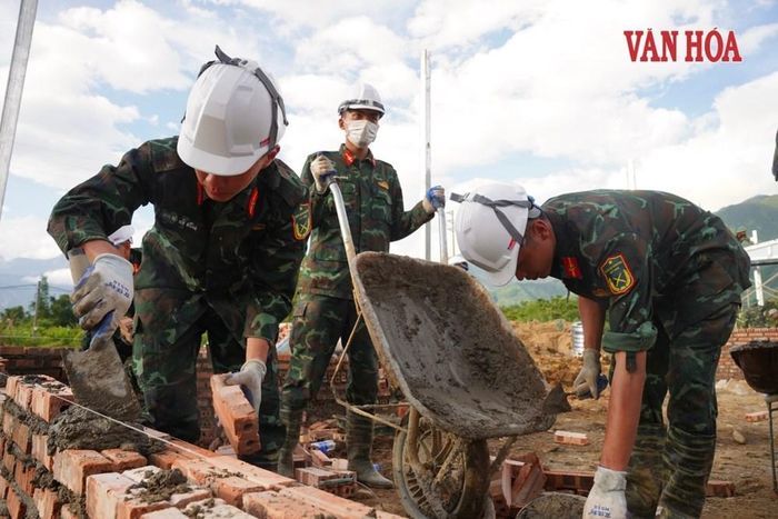 Mỗi viên gạch dựng lên là một mái ấm mới dành cho đồng bào Mường Than.