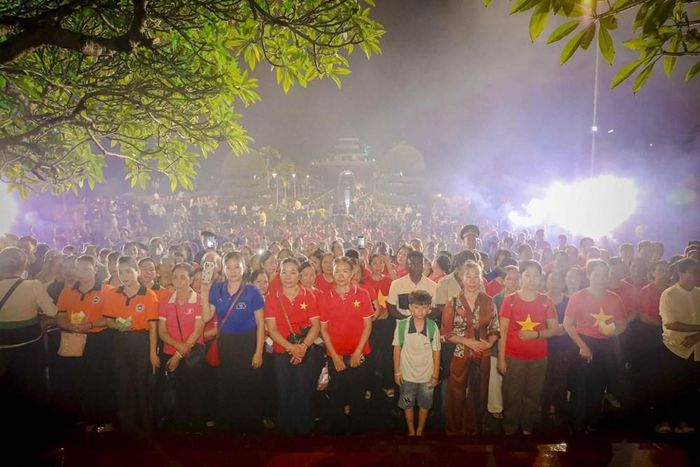 Trong không khí thiêng liêng, thành kính, các đại biểu và nhân dân đã dâng hoa, dâng hương, thắp nến tri ân tại từng phần mộ liệt sĩ