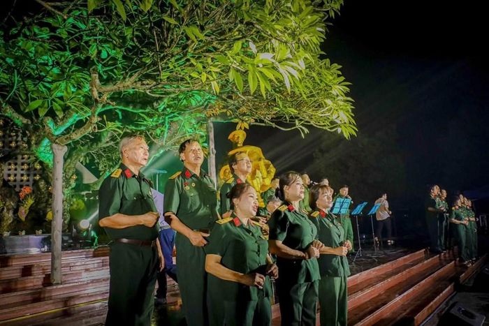 Điểm nhấn của hoạt động là chương trình nghệ thuật “Hát cho đồng đội” do các nghệ sĩ Đoàn Nghệ thuật tỉnh biểu diễn, với những ca khúc cách mạng hào hùng, xúc động, ca ngợi người chiến sĩ kiên trung và khát vọng hòa bình