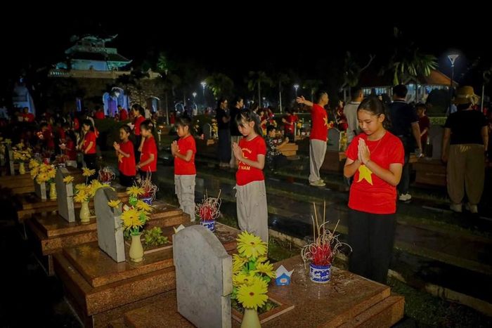 Hàng nghìn ngọn nến lung linh đã thắp sáng toàn bộ Nghĩa trang Liệt sĩ Quốc gia A1 - nơi yên nghỉ của các Anh hùng liệt sĩ đã anh dũng hy sinh trong Chiến dịch Điện Biên Phủ lịch sử