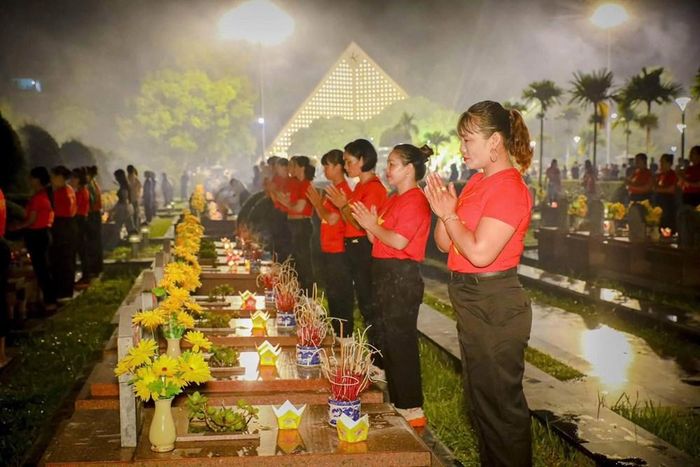 Mỗi ngọn nến là một lời hứa của thế hệ hôm nay sẽ luôn khắc ghi công lao, tiếp nối truyền thống “Uống nước nhớ nguồn”, “Đền ơn đáp nghĩa”