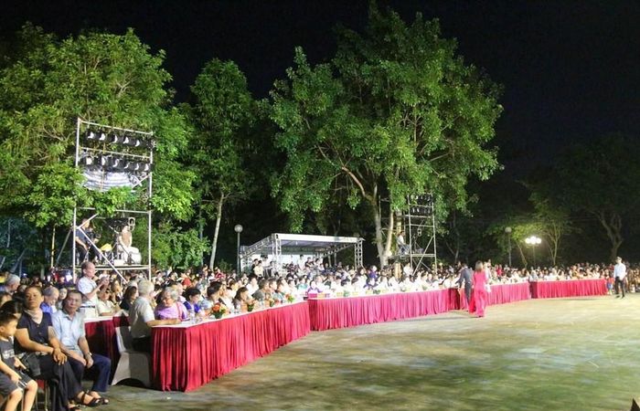 Trong suốt chương trình, những tràng pháo tay, những phút lặng im xúc động và những giọt nước mắt của khán giả đã hòa cùng lòng biết ơn, niềm tự hào và đạo lý “Uống nước nhớ nguồn” của dân tộc.
