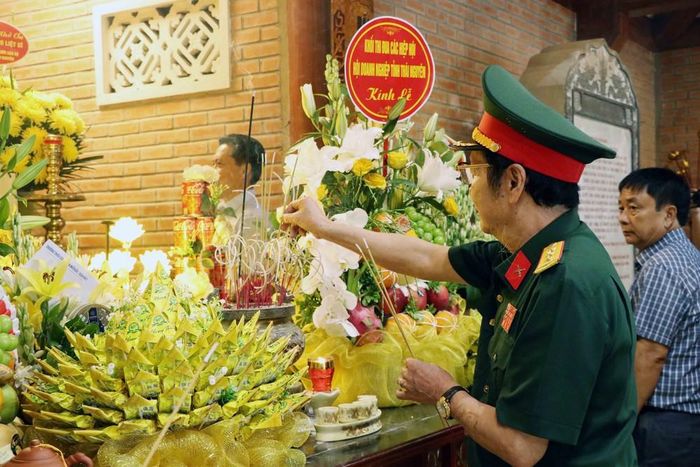 Cán bộ, chiến sĩ dâng hương tại Di tích 27/7. Ảnh: Trần Trang - TTXVN