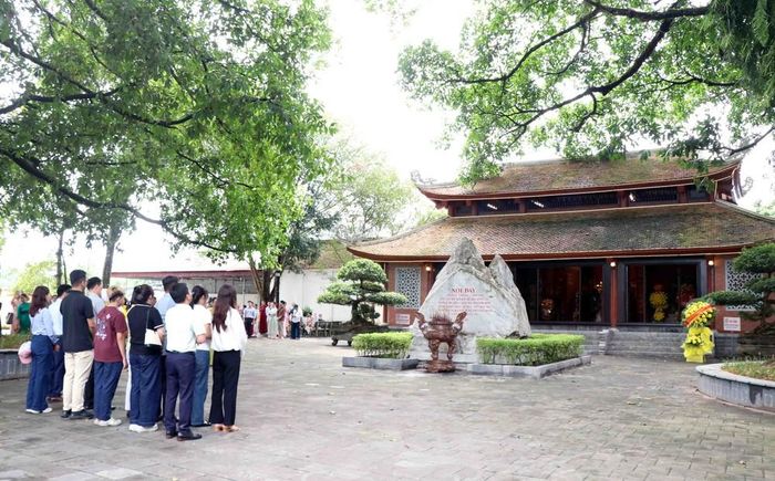 Đông đảo người dân về dâng hương tưởng niệm Chủ tịch Hồ Chí Minh và anh linh các Anh hùng Liệt sĩ tại di tích 27/7. Ảnh: Trần Trang - TTXVN