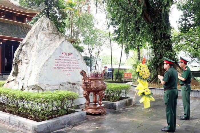 Cán bộ, người dân đến tưởng niệm, tri ân các Anh hùng Liệt sĩ tại Khu di tích lịch sử Quốc gia 27-7. Ảnh: Trần Trang - TTXVN